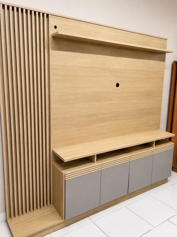 Home para TV com painel ripado